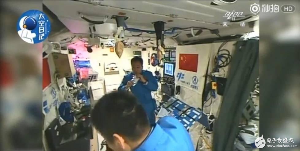 Chinese astronauts "first taste" space tea, eat well, can also "pick pick food"