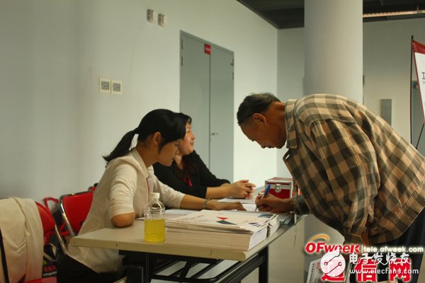 Participants listen to collect materials and enter the venue