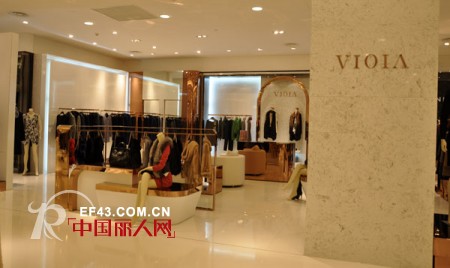 æ„å¤§åˆ©ç»å…¸å¥³è£…å“ç‰Œâ€œVIOIAâ€æ²ˆé˜³ä¸‡è±¡åŸŽå°šæ³°ç™¾è´§åº—ç››å¤§æ­å¹•