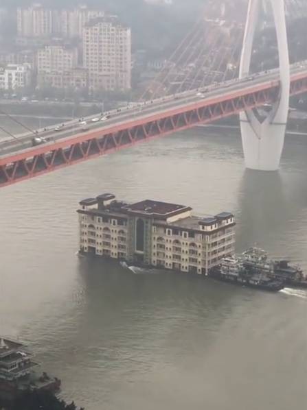 é‡åº†5å±‚å¤§æ¥¼æ°´ä¸Šæ¼‚çš„è§†é¢‘æ˜¯æ€Žä¹ˆå›žäº‹ï¼Ÿæ¬å®¶å—ï¼Ÿå†¬å­£åŽ»é‡åº†æ€Žä¹ˆç©¿