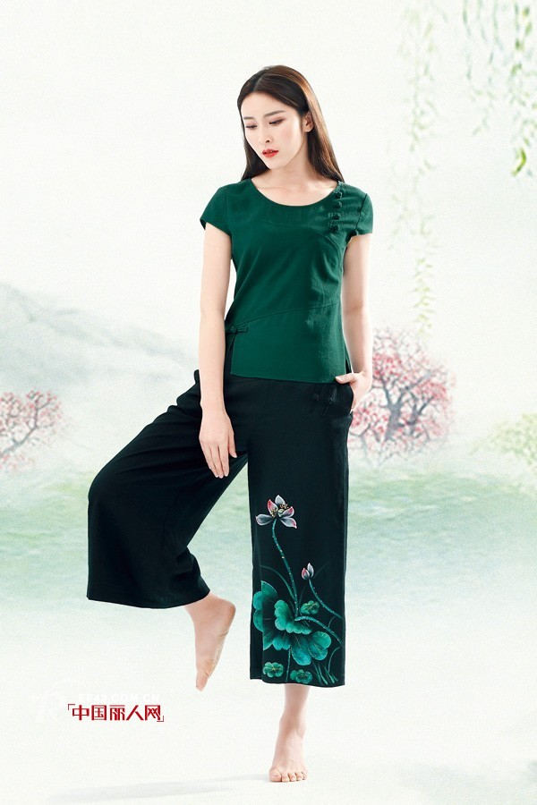 å¤å¤©å¢¨ç»¿è‰²é…ä»€ä¹ˆé¢œè‰²  å¢¨ç»¿è‰²æ£‰éº»æœè£…æ€Žä¹ˆæ­é…