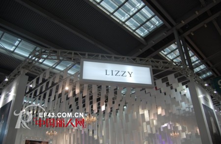 LIZZYå¥³è£…ä¼˜é›…æ°”éŸµ ç™»ä¸Šç¬¬åä¸‰å±Šæœäº¤ä¼šçš„ç§€åœº