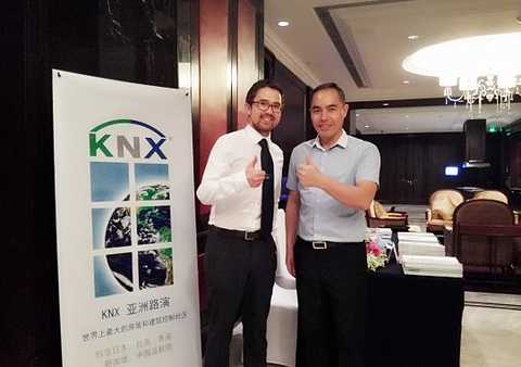 KNX Asia Pacific Marketing Christian Stahn (left), Marketing Director of Guangzhou Vision Intelligent Technology Co., Ltd. Ma Chi (right)