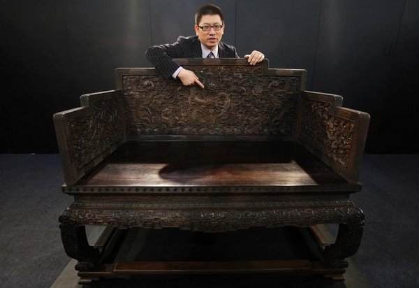 Photos: Qianlong throne breaks Chinese furniture auction record