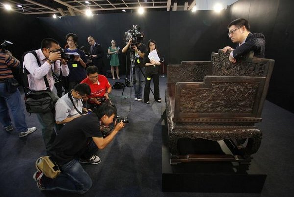 Photos: Qianlong throne breaks Chinese furniture auction record (2)