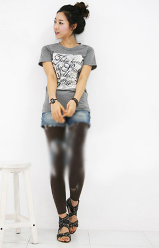 Stylish Denim Shorts for Hot Days (Image 7)