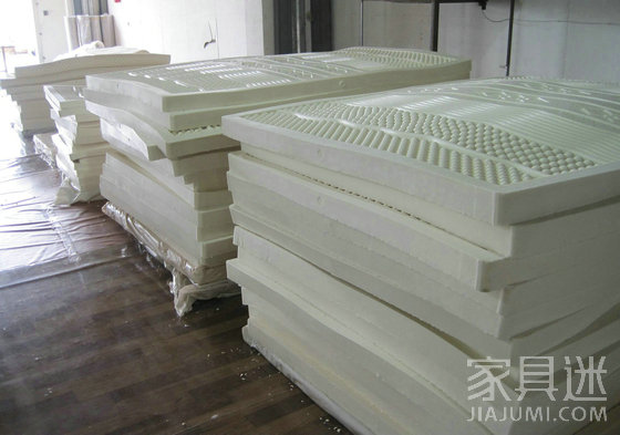 How is a latex mattress produced?