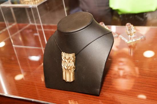 Wear technology on the body: 3D printed clothing and jewelry on CES