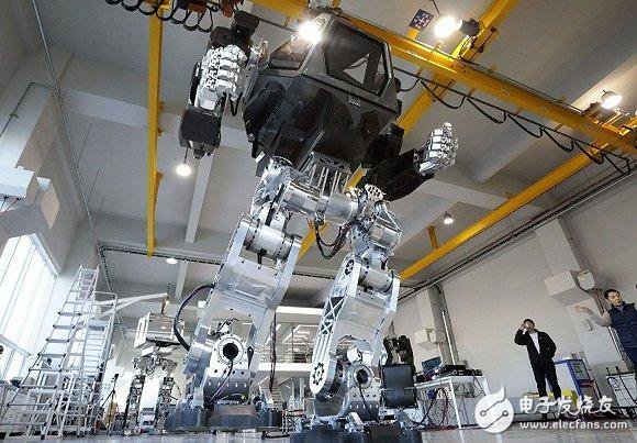 Patrol "black technology": South Korea develops the world's first manned biped robot _ robot, manned biped robot
