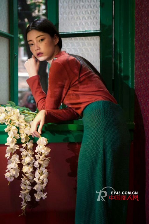 æ©˜çº¢è‰²è¡£æœé…ä»€ä¹ˆé¢œè‰²  æ©˜çº¢è‰²ä¸Šè¡£ä¸‹èº«é…ä»€ä¹ˆè£™å­