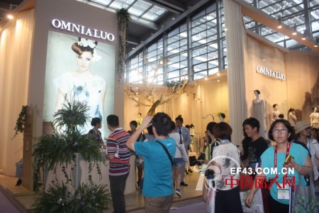 æ·±åœ³æœè£…å±• OMNIALUOæ¬§æŸå…°å¥´å®Œç¾Žæ¼”ç»Žâ€œç©¿è¶Šæ—¶ç©ºçš„è‰ºæœ¯â€