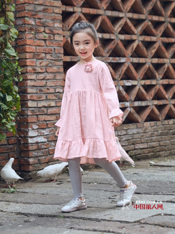 å°å¥³å­©ä¹°ä»€ä¹ˆæ ·çš„æ˜¥è£…å¥½çœ‹ æ˜¥å­£èƒŒå¸¦è£™é…ä»€ä¹ˆéž‹å­