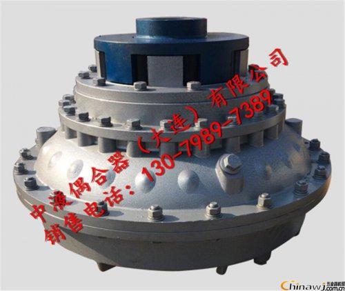 How does the torque-limiting fluid coupling transmit power?