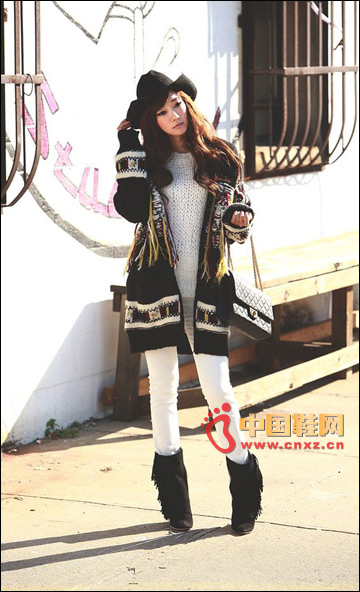 Sweater with ethnic pattern stitching