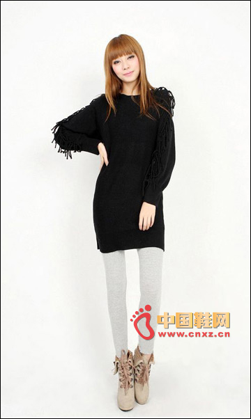 A monochrome fringed sweater can also wear a calm and elegant feel