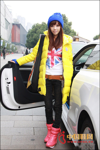 Candy-colored long coat, T-shirt, jeans and candy-colored patent leather uppers