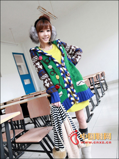 Multi-color stitching long sweaters, loose version does not pick the body is good ride clothes