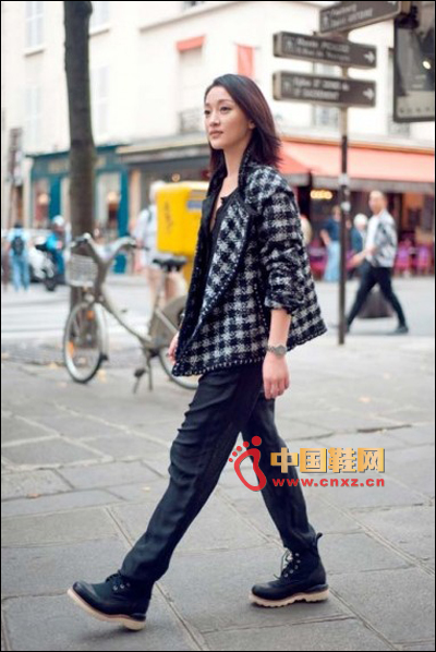 Black casual pants with tough high shoes