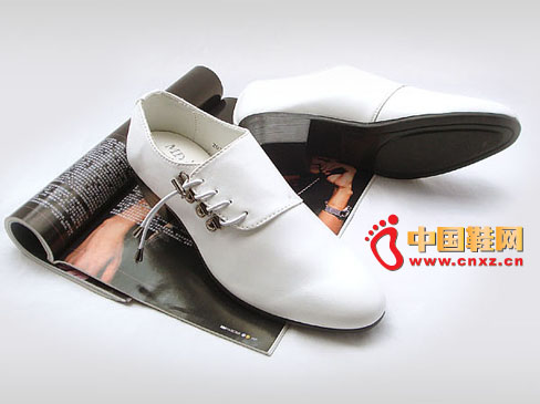 Add a sense of fashion personality to traditional formal leather shoes. The use of rivets is still very pleasing