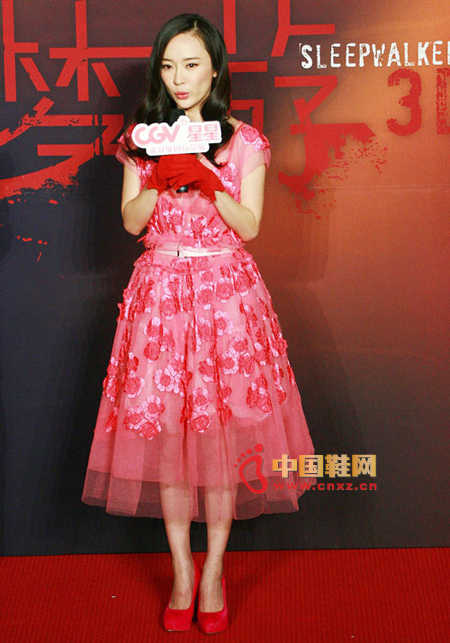 Wearing a pink transparent dress, sexy, elegant, with red gloves and red high heels