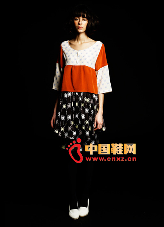 Red-and-white stitched top with sexy pants skirt highlights the intellectual