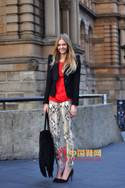 Black short coat + red T-shirt