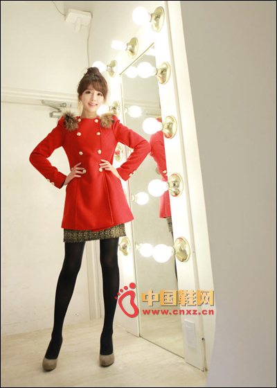 Big red long coat, the color is very positive, very suitable to wear in the holiday season