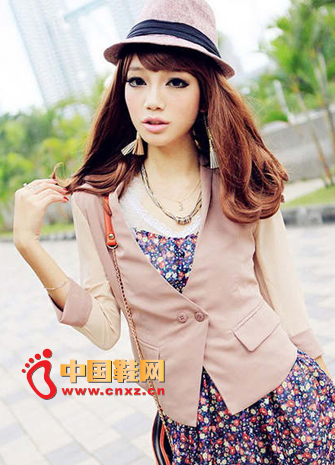 This nude pink small suit, made of chiffon sleeves, is a very slim design.