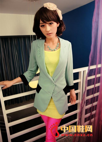 Bright yellow bottoming shirt, rose red feet pants, very eye-catching. Bean paste green long suit jacket