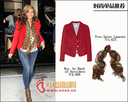 Red small suit, super-slim jeans outline the perfect body shape lines. Red is a little more festive atmosphere