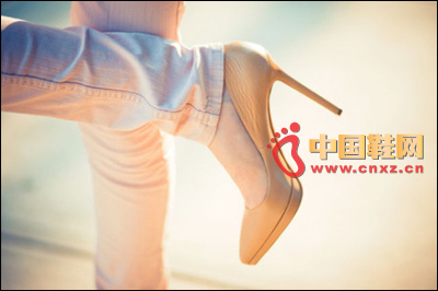 Nude colored pointed shoes