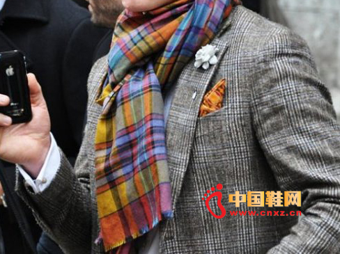 Brightly coloured scarves or gadgets that appear to be more traditional and have no bright spots on the suit