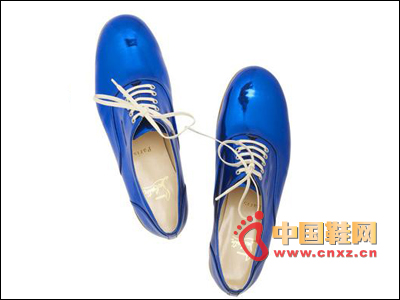 Blue patent leather flat shoes