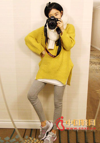 Pure-color twist braided sweater this year is essential, white T-shirt bottoming, gray leggings clean collocation