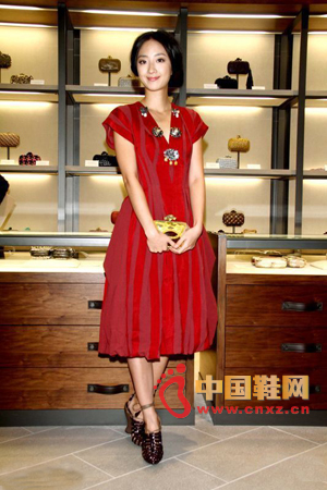Red deep V fold dress, creating a classical Chinese atmosphere, ladies temperament moving