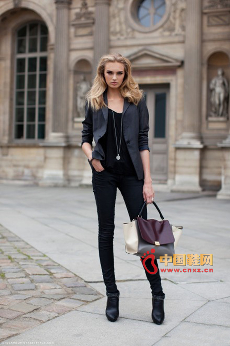 The black sturdy suit jacket is perfect for slender girls, using the inner round neck T-shirt and black jeans to create an unsurpassed fullness effect.