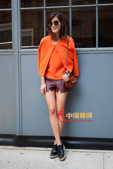 The orange jacket is so worn, with a variety of British single Oxford shoes, handbags, shorts