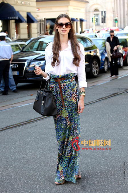 White shirt, floral high waist dress, fine belt, really very feminine lady Feel