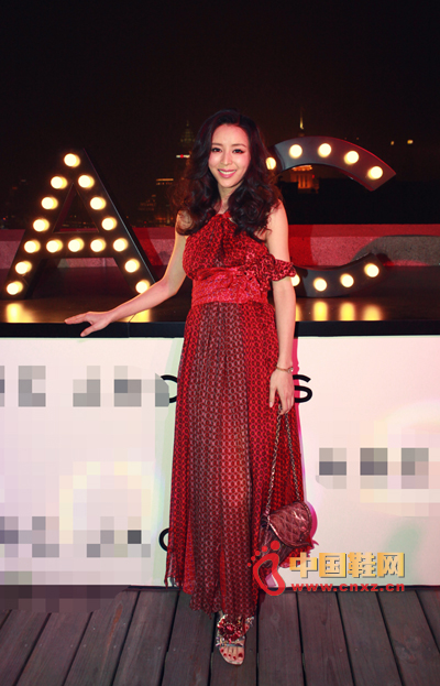 Dressed in red floral chiffon skirt, romantic curls, unique design, showing noble and elegant