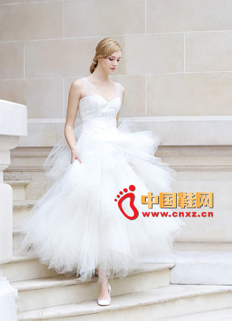 The wedding dress must remember to be light and heavy, so that both legs can keep warm and the upper body can be sexy.
