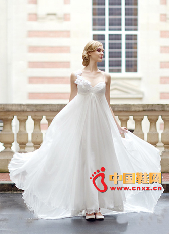 This wedding dress looks cool, but it is enough to keep the lower body warm.