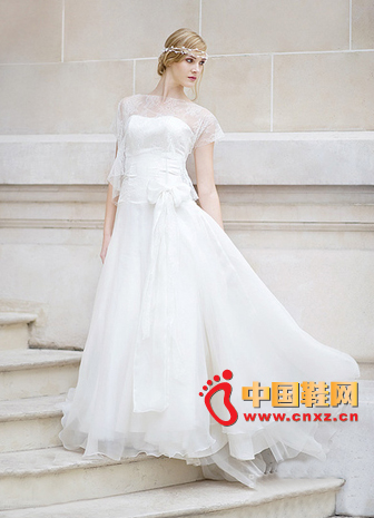 This wedding dress adds a layer of transparent white light lace, which can not only cover the wind but also make you feel tired.