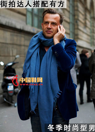 Blue jeans with navy blue suit jacket, very casual and young, very dazzling blue big scarf