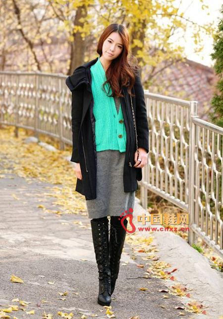 The fluorescent green knit cardigan is the biggest highlight of the whole body, as an auxiliary piece to connect the gray skirt and the black woolen coat.