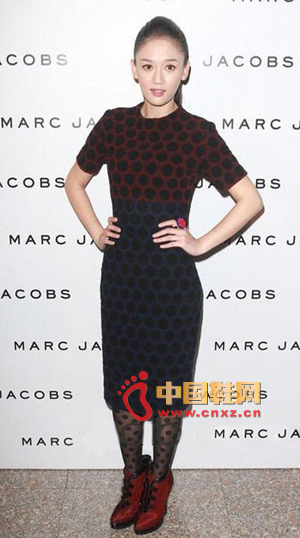 A dark color hit dress, black retro dots show the elegant and noble European Shu Yuan