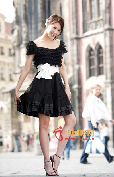 Classic black and white with easy to wear ladies temperament. Hey this black dress