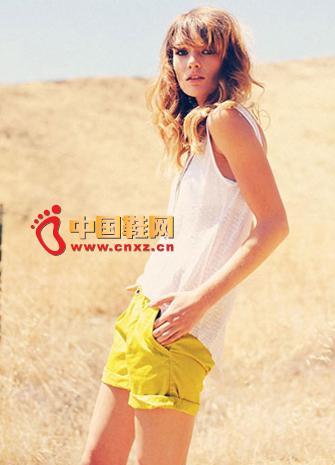 White vest with lemon yellow hot pants, fresh and natural, full range of literature and art children