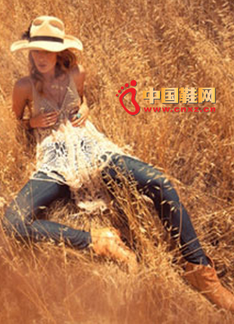 White harness lace shirt with seven blue slim denim jeans, sweet and very fit.