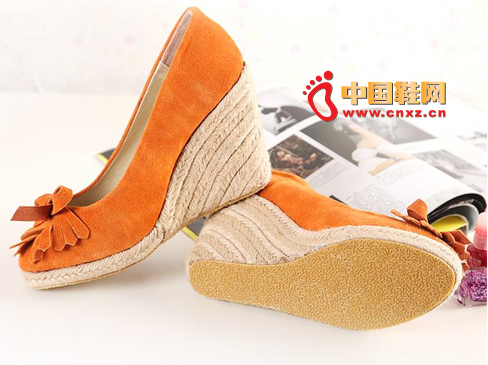 This new shoe is designed with a shallow mouth waterproof platform, soft scrub leather is very comfortable, tassel design is sweet MM's heart love
