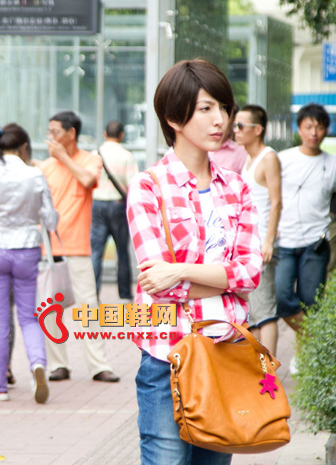 Rose plaid shirt with white T-shirt, simple casual blue jeans, earth-colored messenger bag